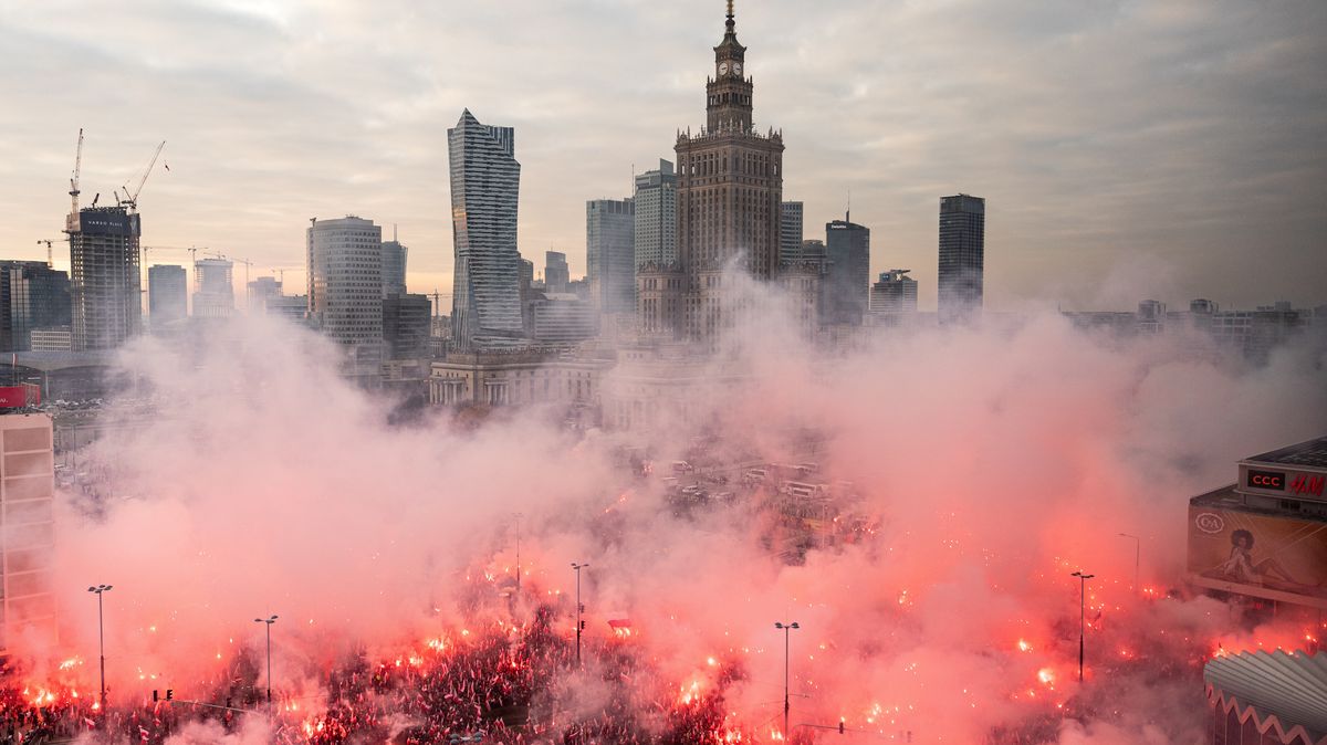 Varšavou prošly desítky tisíc nacionalistů. Kritizovali Židy a zapálili evropskou vlajku